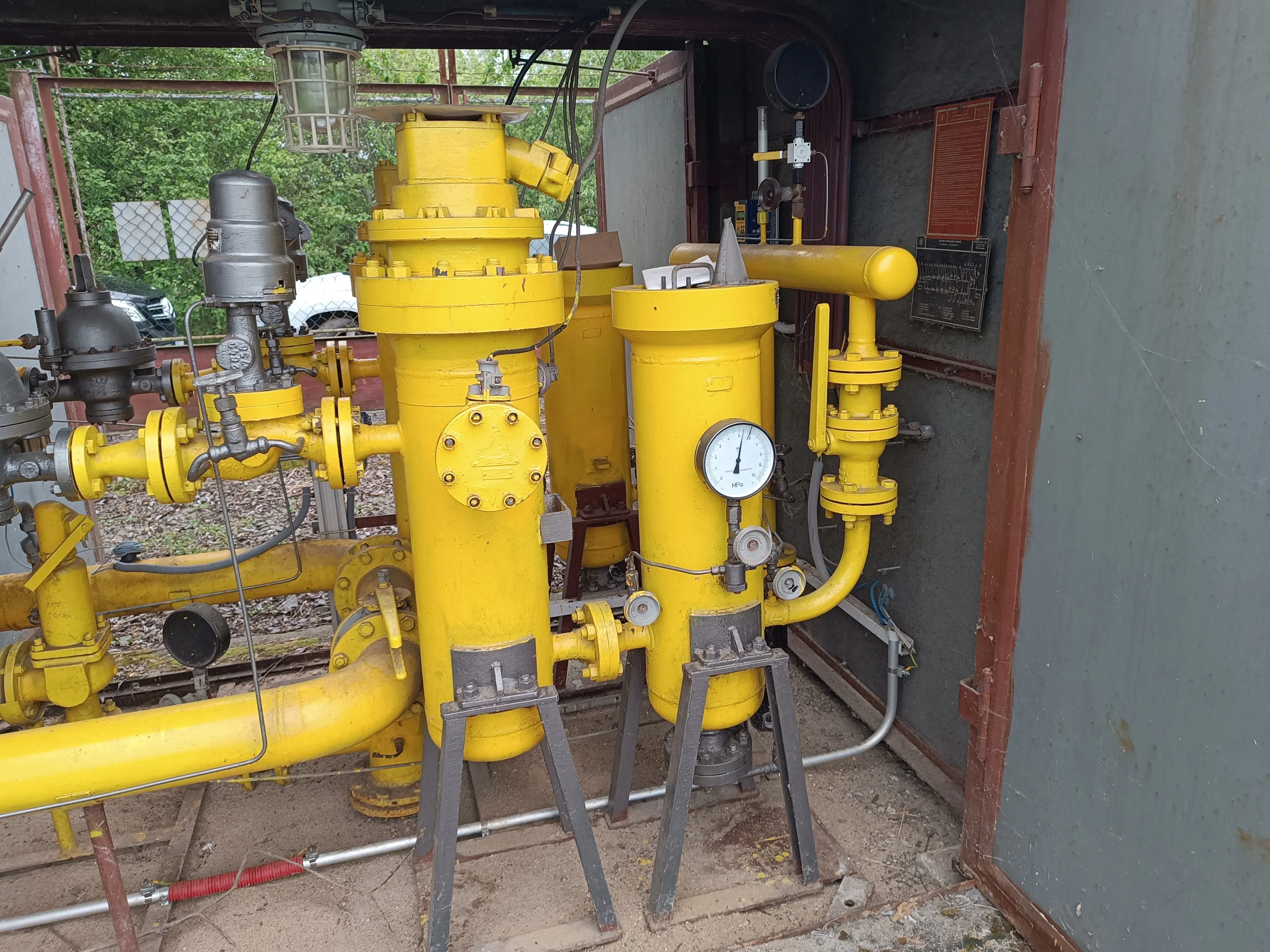 Detail armatur a potrubí regulační stanice